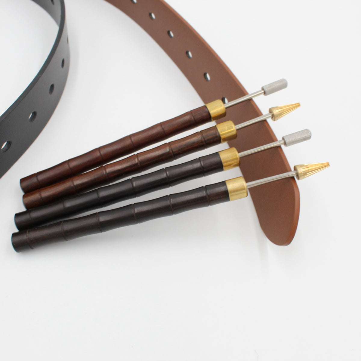 Set aus Klever Leder Kantenfärbern mit Holzgriffen auf braunem Lederriemen