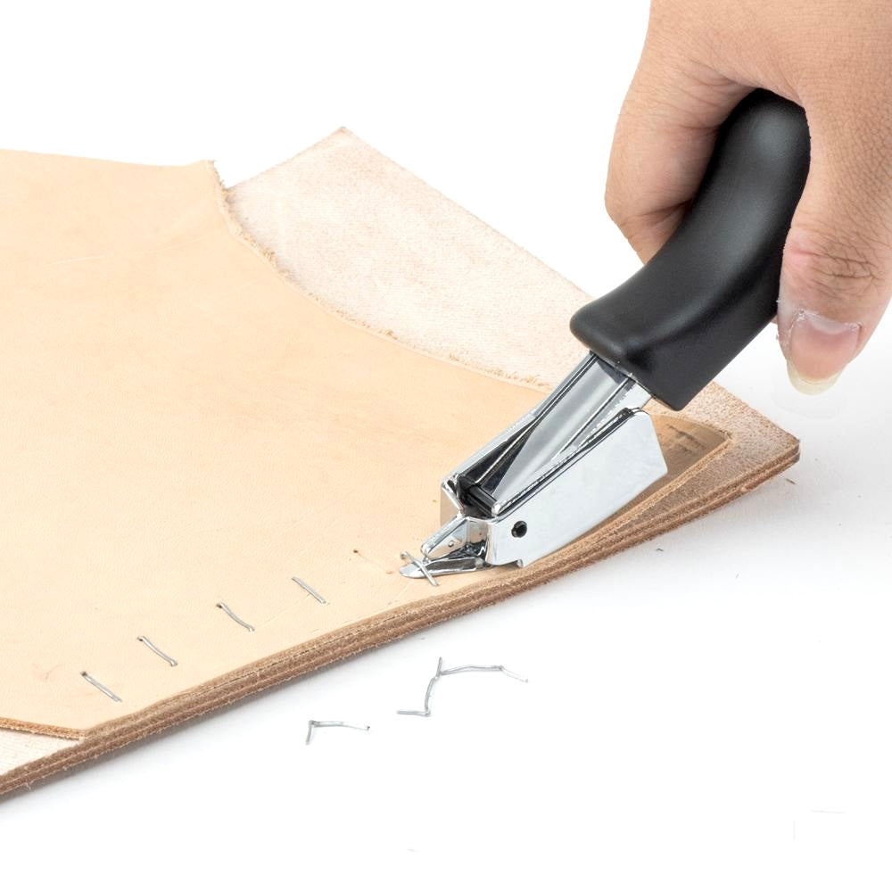Lederwerkzeug: Hand setzt Heftklammern in Leder mit Heftzange – ideal für Bastler & Handwerker