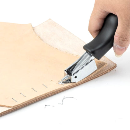 Lederwerkzeug: Hand setzt Heftklammern in Leder mit Heftzange – ideal für Bastler & Handwerker