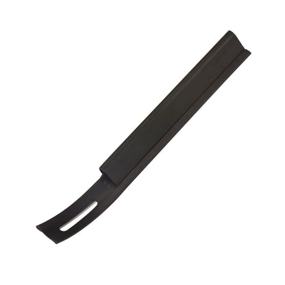 Schwarze Lederschneideklinge mit Schutzkappe für präzises Arbeiten