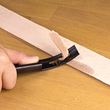 Leder bearbeiten mit Werkzeug – präzise Bearbeitung von Lederstreifen für Bastelprojekte
